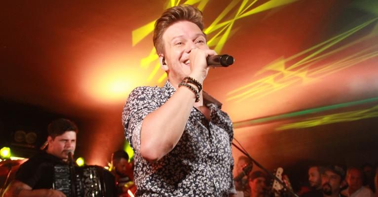 Michel Teló faz show em camarote na Sapucaí