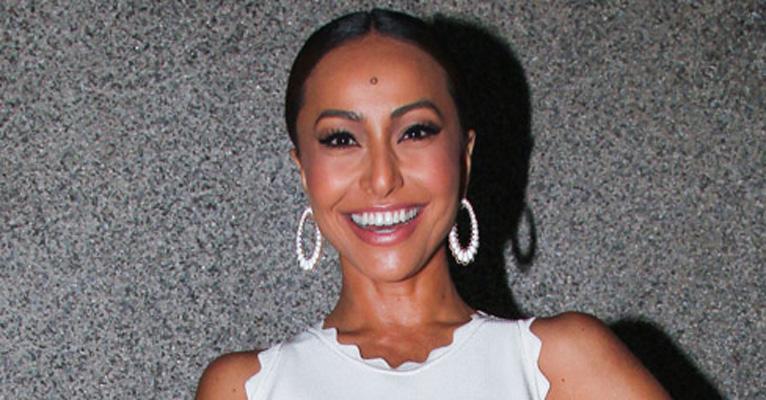 Sabrina Sato se fantasia de grega para ser musa do baile do Copacabana Palace