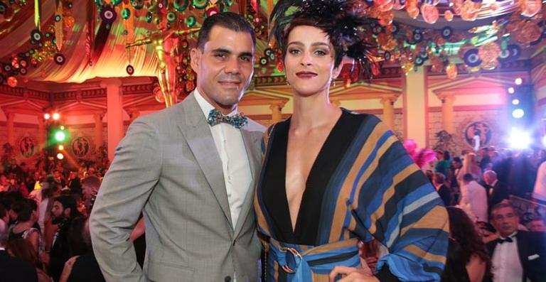 Juliano Cazarré leva a mulher para baile de gala no Rio de Janeiro