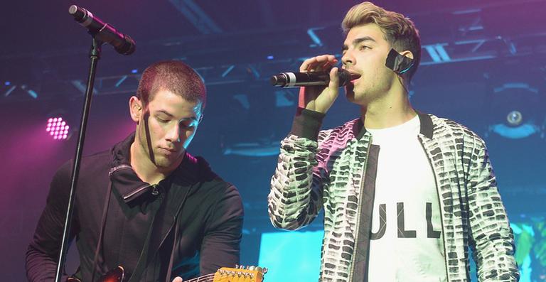 Nick e Joe Jonas dividem o palco em rara aparição