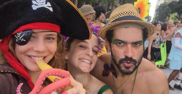 Leandra Leal pula o carnaval com look de pirata