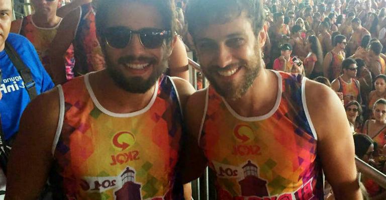 Rafael Cardoso e Ronny Kriwat curtem o carnaval juntos em Santa Catarina