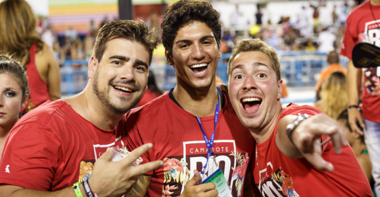 Gabriel Medina curte carnaval com os amigos no Rio de Janeiro