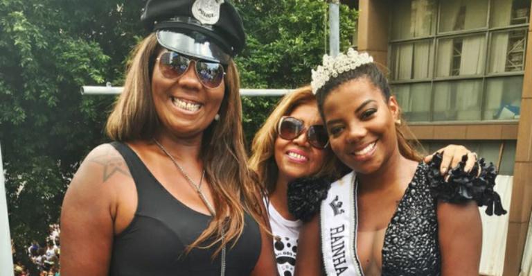 Ludmilla posa com a mãe e a avó em cima de trio elétrico; Veja como elas são parecidas!