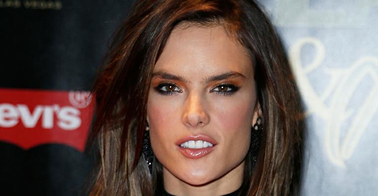 Alessandra Ambrosio mostra foto fofa do filho caçula, Noah