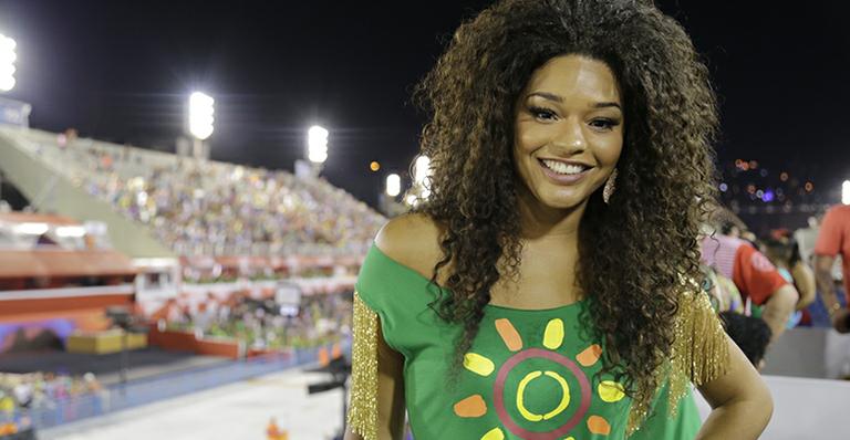 Madrinha de camarote badalado, Juliana Alves mostra boa forma na Sapucaí