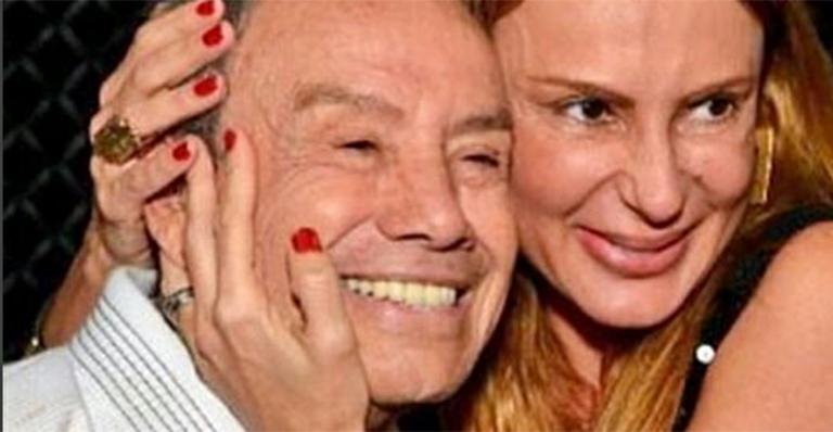 De biquininho rosa, Marilene Saad ganha beijaço de Stênio Garcia: ‘Tarde maravilhosa’