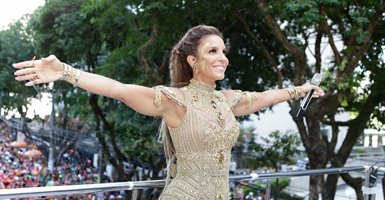Em seu terceiro dia de carnaval, Ivete Sangalo radicaliza e sobe no trio com ‘dreads’
