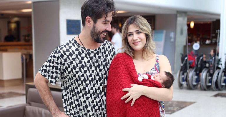 Sandro Pedroso e Jéssica Costa deixam a maternidade com o filho, Noah