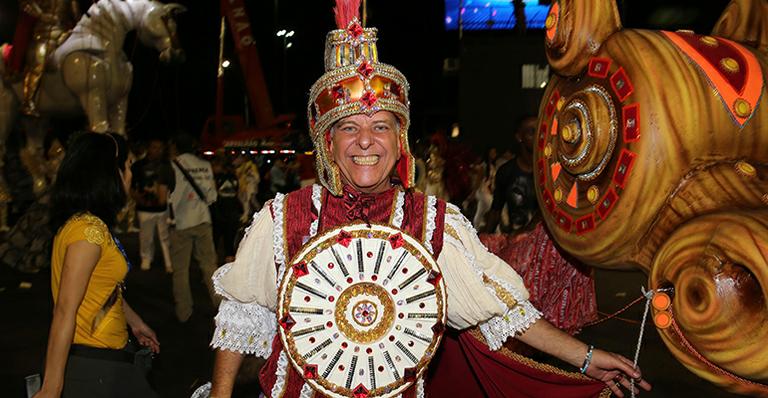 Jorge Fernando abre desfile da Estácio de Sá em homenagem a São Jorge