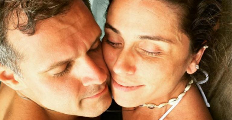 Giovanna Antonelli e Leonardo Nogueira namoram na piscina durante o Carnaval