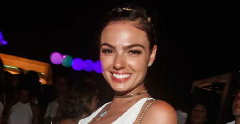 Com a barriguinha de fora, Isis Valverde se diverte com as amigas em Floripa
