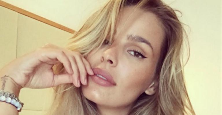 Yasmin Brunet posa sensual em praia e recebe elogios