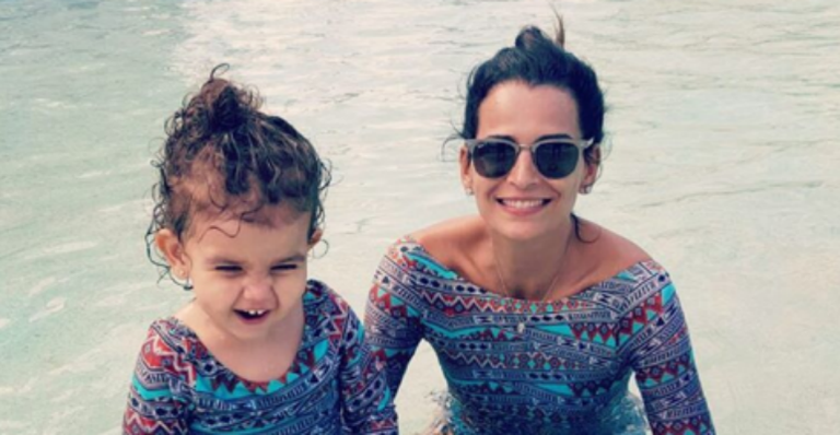 Que fofura! Fernanda Motta mostra a filha, Chloe, fantasiada para o Carnaval