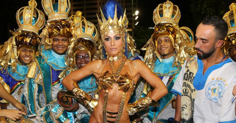 Rainha de bateria da Vila Isabel,  Sabrina Sato desfila com fantasia cavada