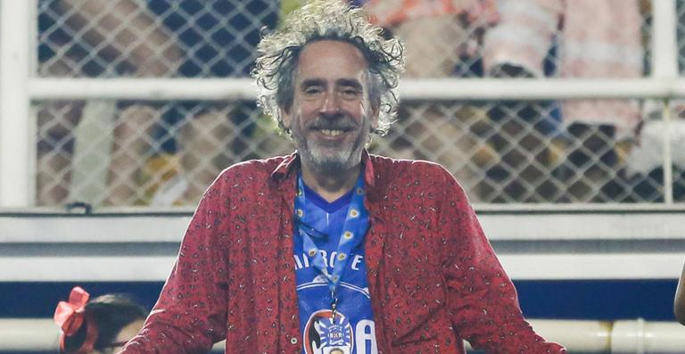 Diretor Tim Burton mostra a sua simpatia na Sapucaí