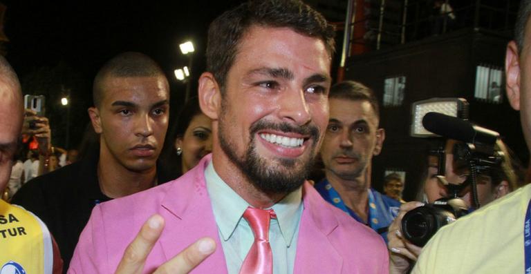 Estreante na Sapucaí, Cauã Reymond festeja vitória da Mangueira