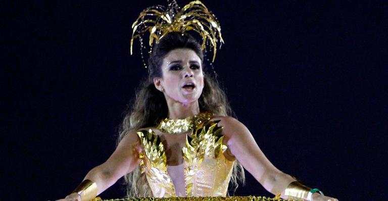 Paula Fernandes desfila como Rainha do Sertanejo em homenagem aos amigos Zezé e Luciano