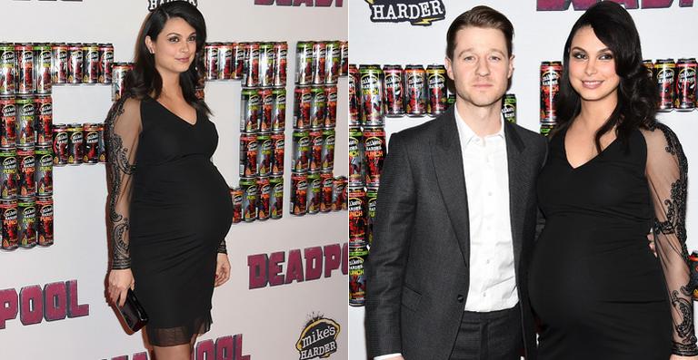 Morena Baccarin exibe seu barrigão de grávida em evento