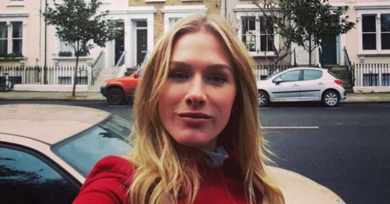 Fiorella Mattheis posa com a cachorrinha e brinca: “Vai virar inglesa”