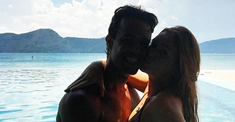 Longe da folia! Marina Ruy Barbosa curte carnaval em clima de romance na praia