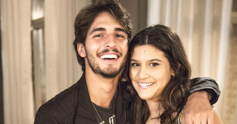 Romance? Giulia Costa posa abraçadinha com Brenno Leone, de Malhação