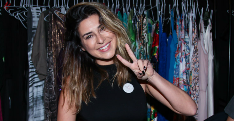 No último dia de Carnaval, Fernanda Paes Leme curte bloco vestida de onça