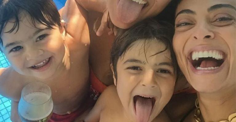 Juliana Paes curte piscina com os filhos e a irmã