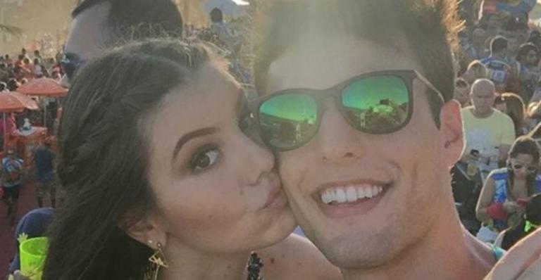 Só de biquíni, Camila Queiroz relaxa com o namorado em piscina