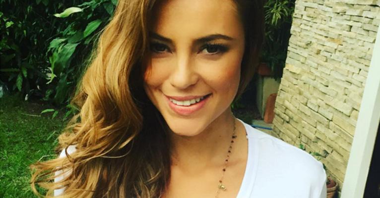 Paolla Oliveira posa sexy de biquíni: ‘A folia continua’