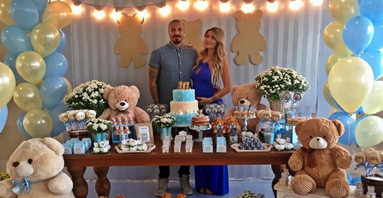 Aline Gotschalg e Fernando Medeiros fazem chá de bebê para Lucca