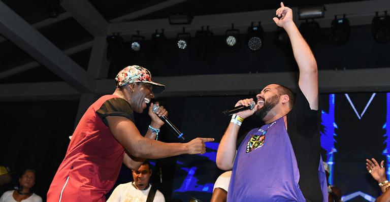 Tiago Abravanel se apresenta com o ‘É o Tchan’ no carnaval baiano