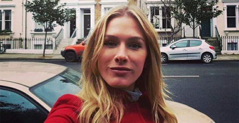 No aniversário, Fiorella Mattheis ganha buquê de rosas vermelhas de Alexandre Pato