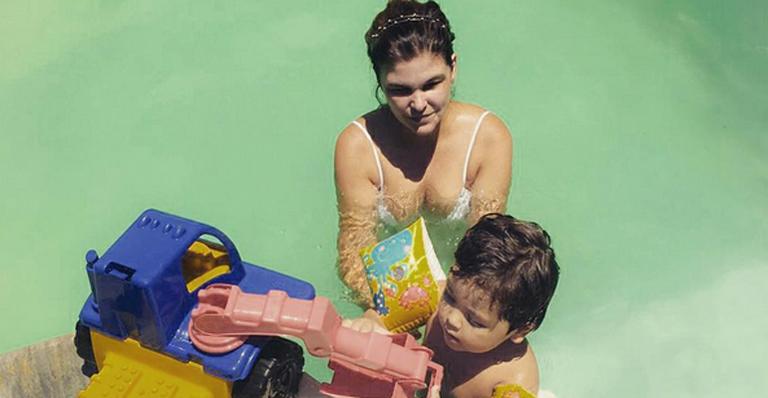 Cristiana Oliveira brinca na piscina com o neto: “Meu dengo”