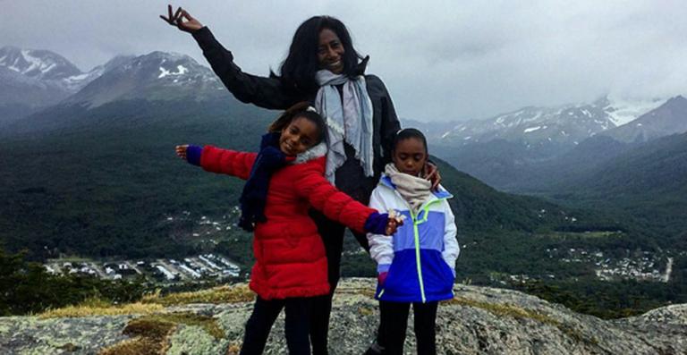 Glória Maria curte férias com as filhas em Ushuaia