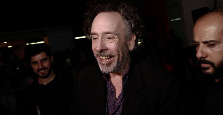 Tim Burton visita exposição em sua homenagem em SP