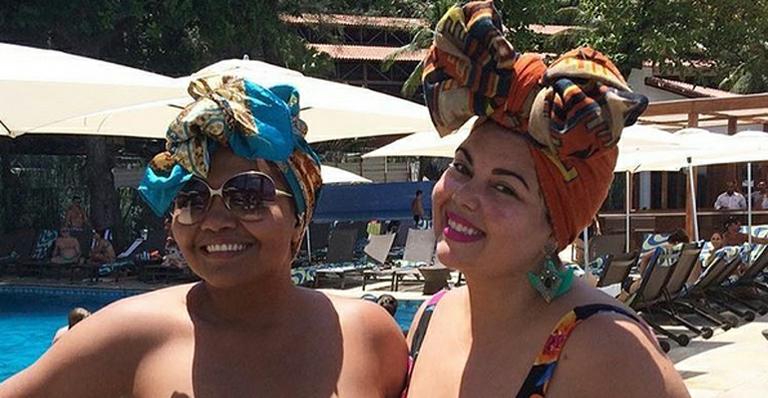 Gaby Amarantos posa de biquíni com Fabiana Karla: “Danem-se os padrões”
