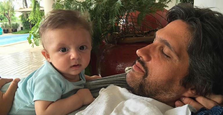 Leo Chaves mostra foto com o caçula: “Amor sem limite”