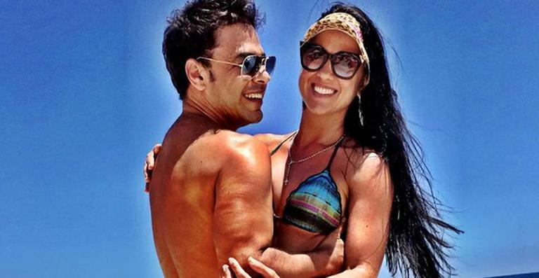 De sunga e biquíni, Zezé di Camargo e Graciele Lacerda trocam carinhos na praia
