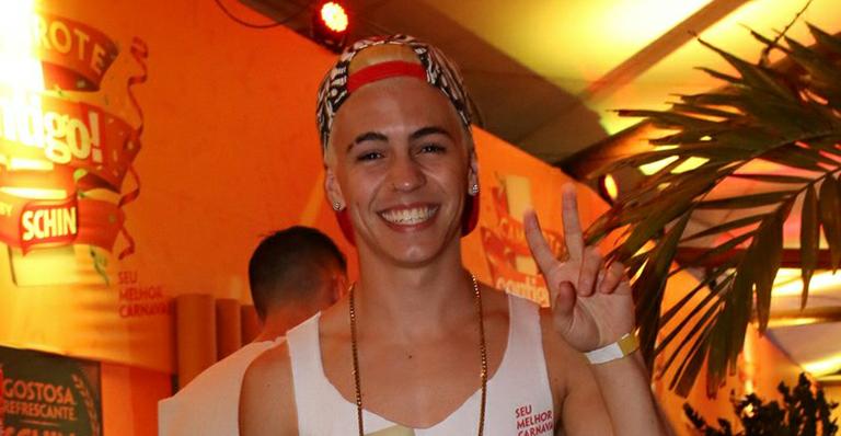 MC Biel deixa os fios loiros de lado e exibe novo visual