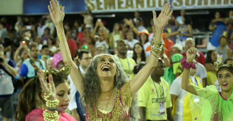 No chão, Maria Bethânia emociona Sapucaí e comemora título da Mangueira