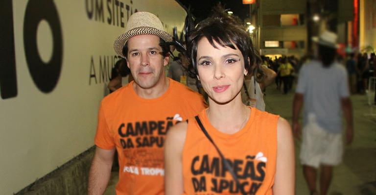 Juntos há três anos, Murilo Benício e Débora Falabella trocam carinhos em camarote