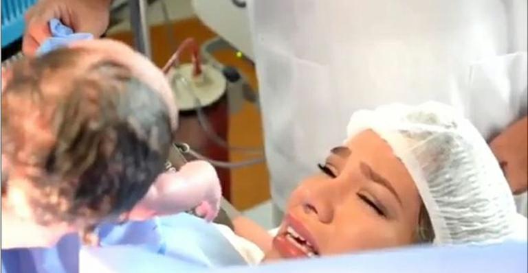 Ex-BBB Rodrigão publica vídeo do parto de seu filho com Adriana Sant’anna