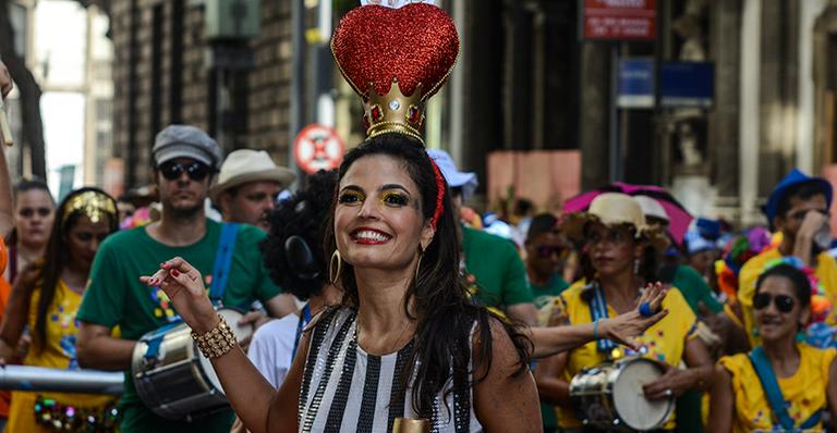 Aos 39, Emanuelle Araújo exibe corpaço e se apresenta para multidão