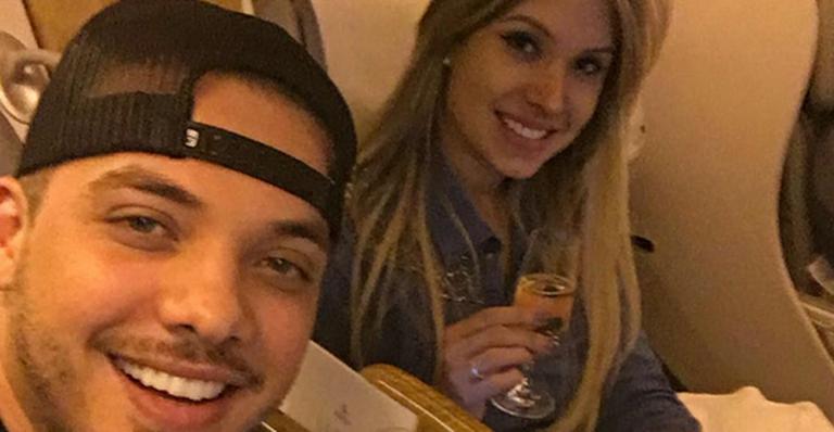 De férias, Wesley Safadão viaja para Dubai com a mulher