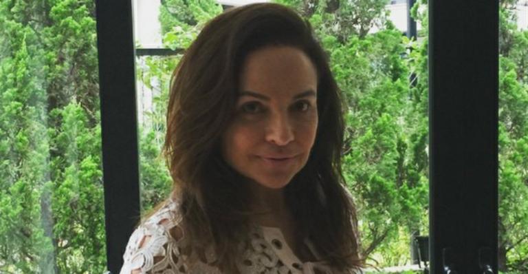 Aos 55, Luiza Tomé exibe boa forma de biquíni ao lado dos filhos gêmeos