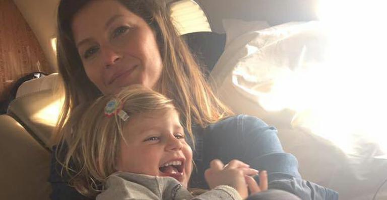 Tom Brady mostra momento fofo de Gisele com a filha: “Amo minhas meninas”