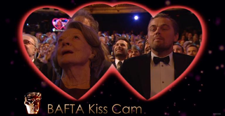 Leonardo DiCaprio dá beijo em Maggie Smith durante prêmio britânico