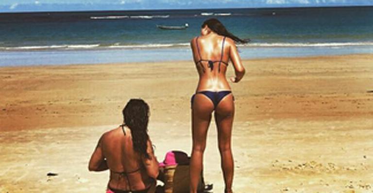 Isis Valverde curte praia com Luiza Brunet na Bahia