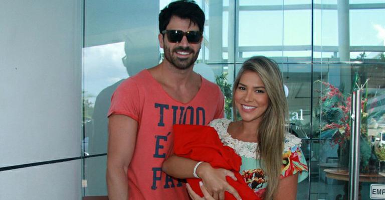 Adriana Sant’Anna e Rodrigão deixam a maternidade com o filho